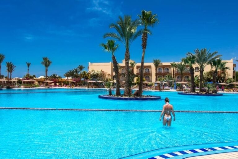 piscine du desert rose resort ensoleillee