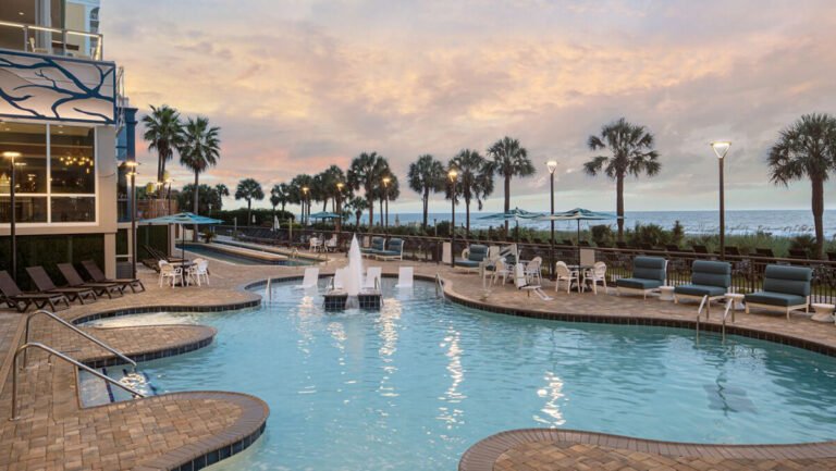 Quels sont les services offerts par le Courtyard by Marriott Miami Beach 33 piscine en bord de mer au courtyard