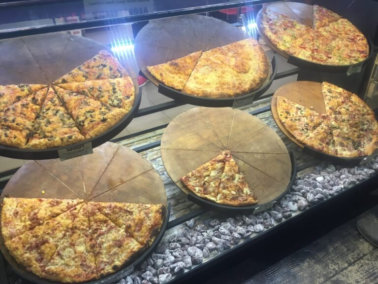 Pourquoi les amateurs de pizza adorent-ils Saint-Raphaël 38 pizza savoureuse sur plage ensoleillee
