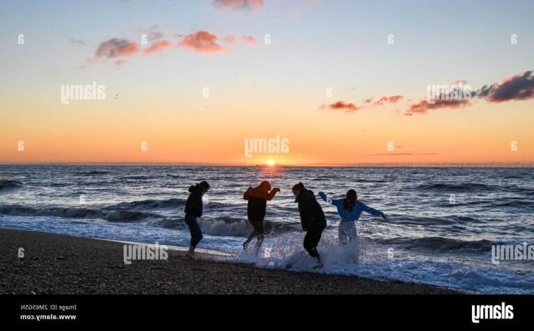 plage animee de brighton au coucher de soleil