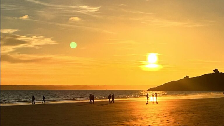 Quelles sont les meilleures promotions pour une thalasso à Pleneuf-Val-André 34 plage de pleneuf val andre au coucher de soleil