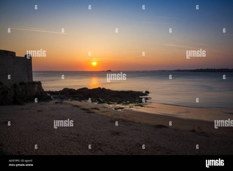 Que faire lors d'un week-end à Saint-Malo Idées et astuces ! 44 plage de saint malo au coucher du soleil 1