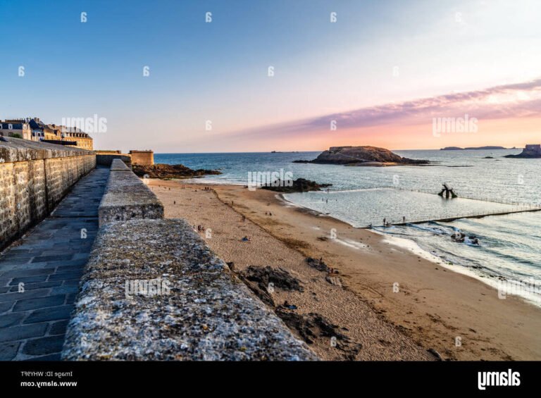 plage de saint malo au coucher du soleil