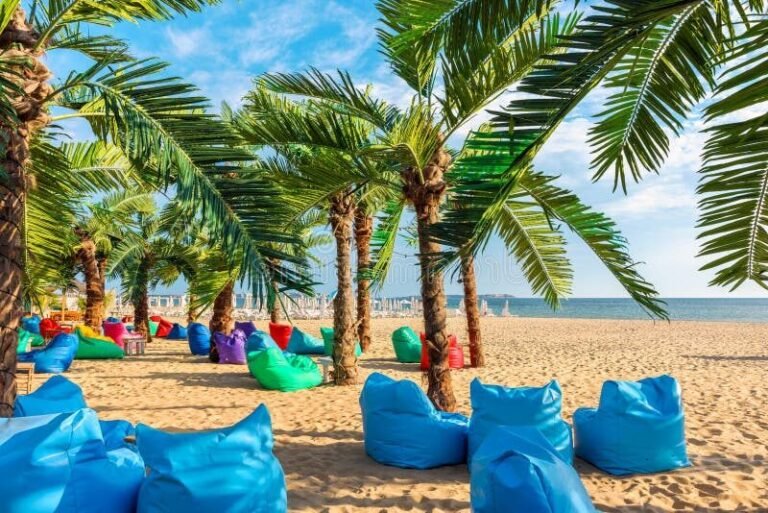 plage ensoleillee avec des festivites colorees