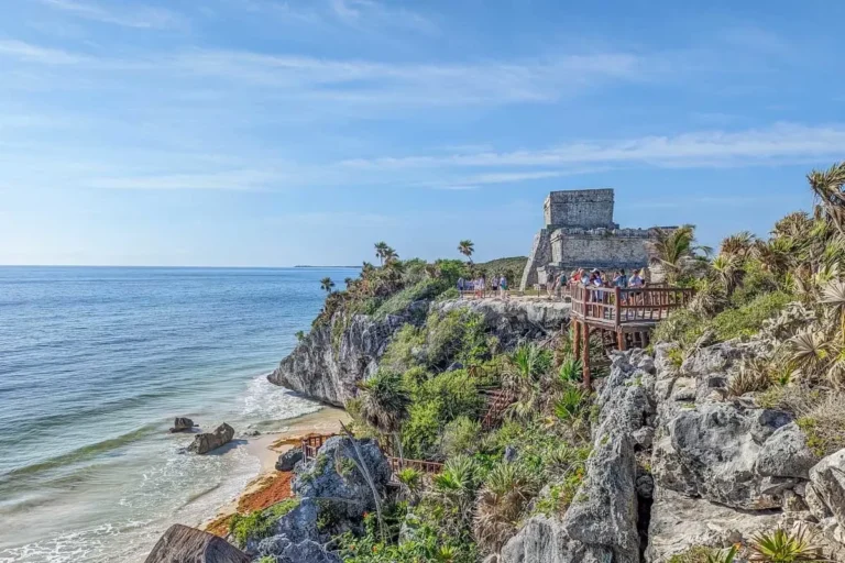 Que faut-il savoir sur "L'île des oubliés" de Victoria Hislop 12 plage isolee avec des ruines historiques