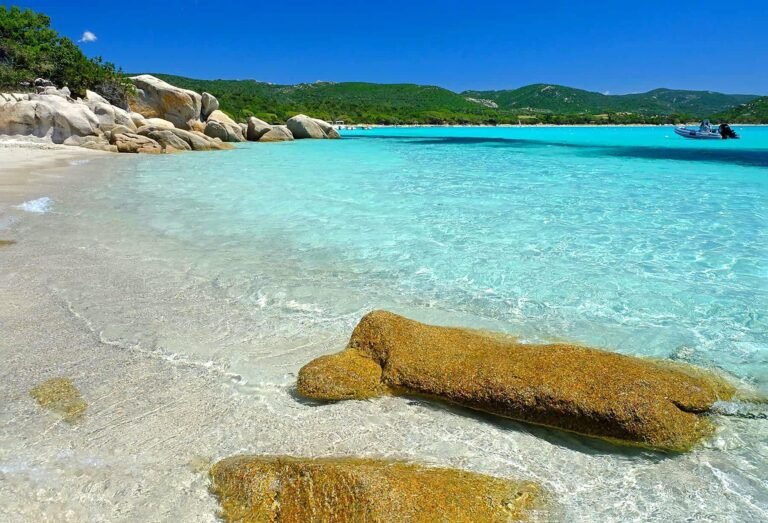 plage paradisiaque a santa giulia corse