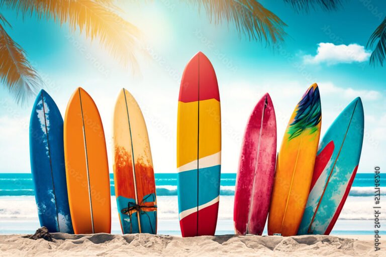 planche de surf coloree sur la plage