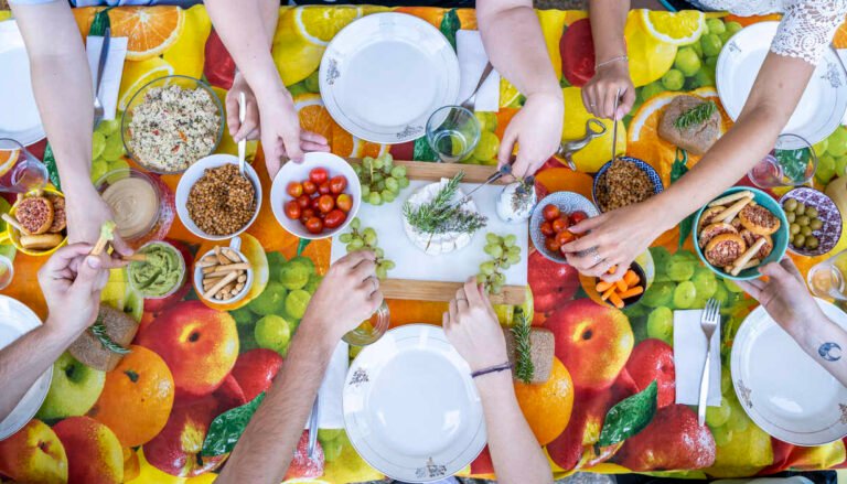 plats colores et sains sur une table