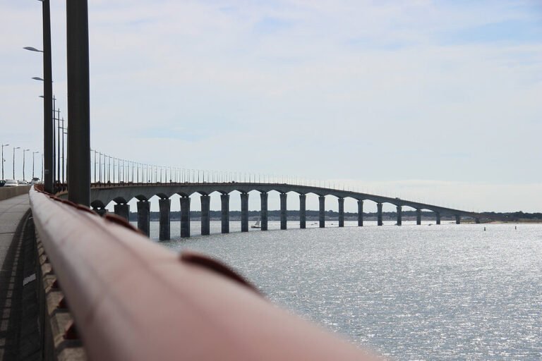 Quel est le meilleur moyen de rejoindre La Rochelle depuis l'île de Ré 26 pont reliant lile de re a la rochelle
