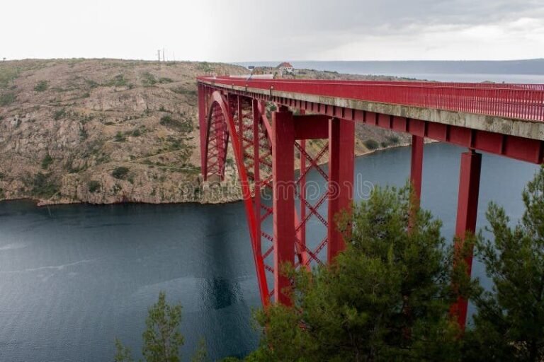 Pourquoi le Pont Rouge à La Roche-sur-Yon est-il si emblématique 35 pont rouge avec vue panoramique
