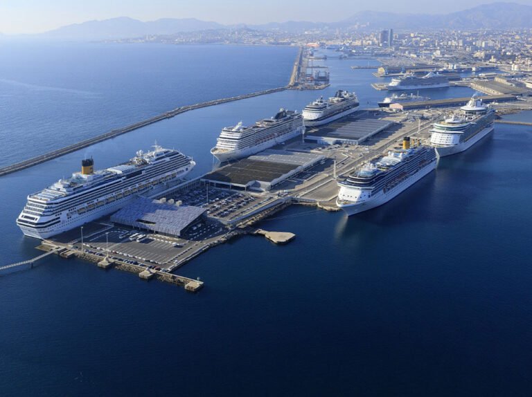 Quelle est la destination d'une croisière MSC Fantasia au départ de Marseille 16 port de marseille avec un paquebot