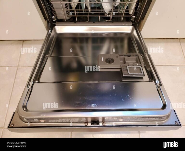 porte de lave vaisselle legerement ouverte