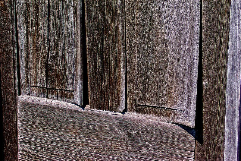 Pourquoi ma porte ne rentre-t-elle plus dans l'encadrement 1 porte deformee avec encadrement en bois