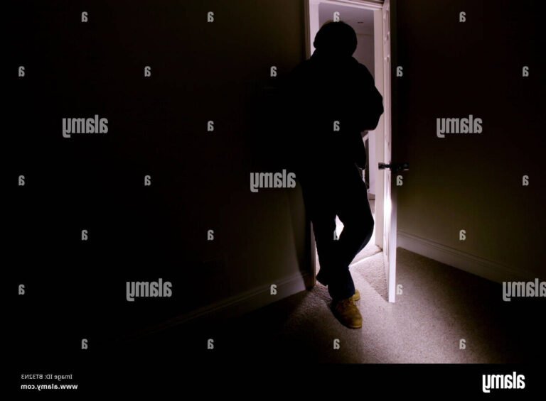 Que faire si un tueur se trouve à ma porte 9 porte dentree avec une ombre menacante