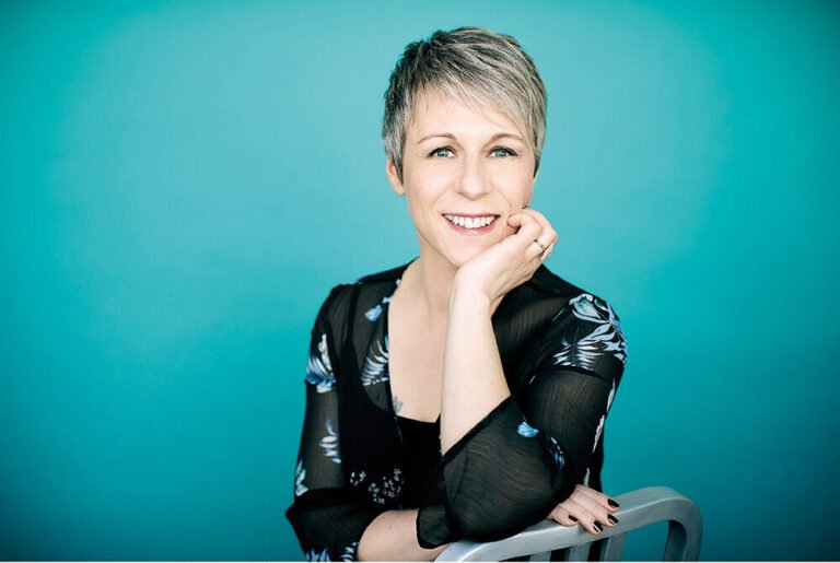 Qui est Agnès Ledig et que raconte son livre "Marie d'en haut" 8 portrait dagnes ledig en pleine ecriture