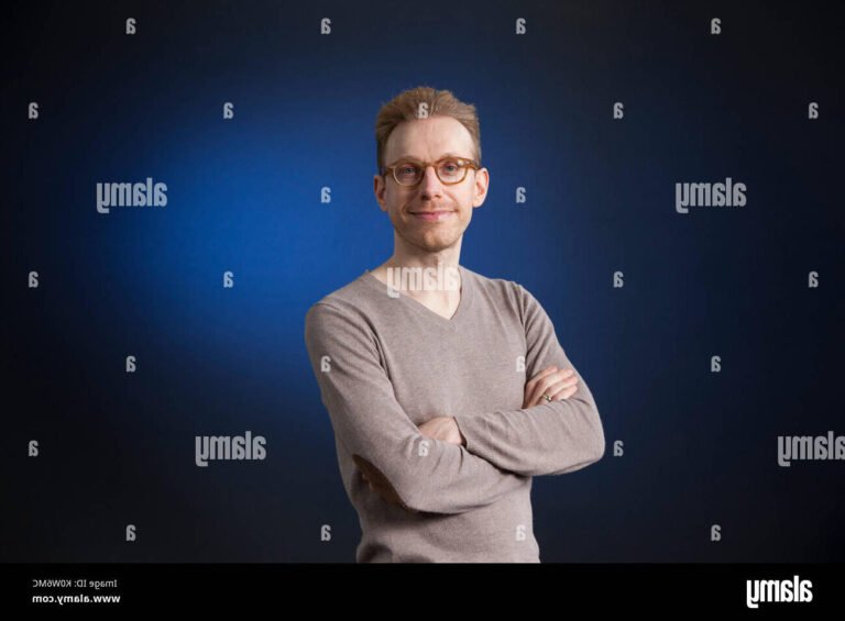 portrait de daniel tammet avec arriere plan bleu