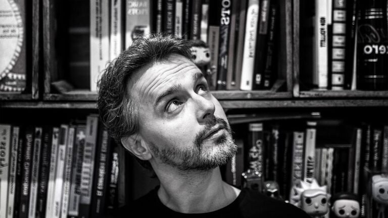 Qui est Juan Gómez-Jurado et quel est le rôle du roi blanc 39 portrait de juan gomez jurado en action