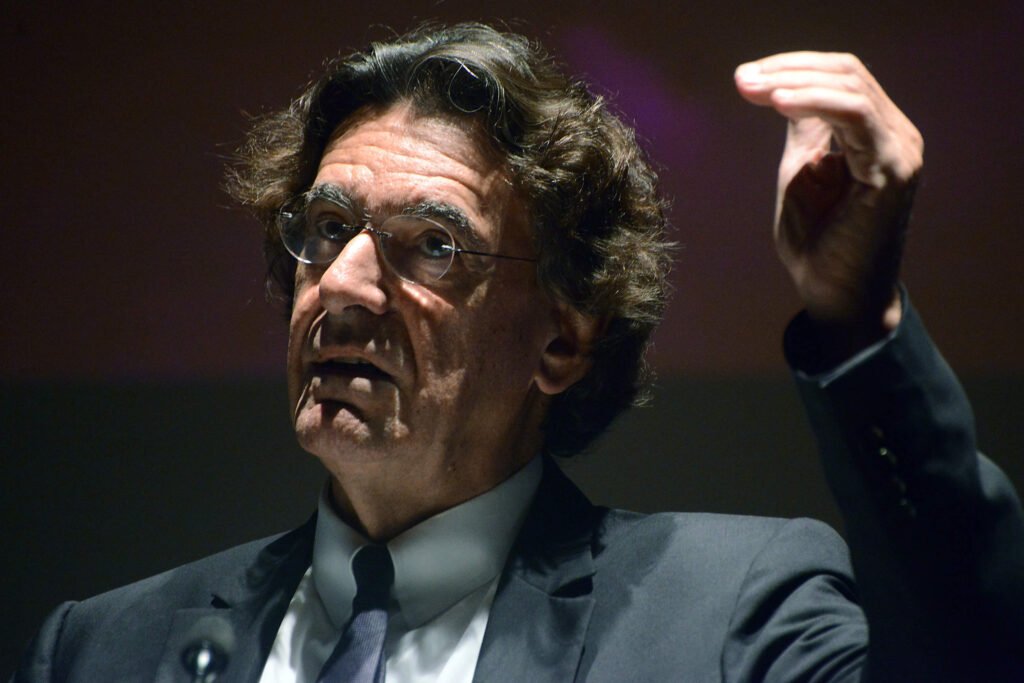 Comment Luc Ferry nous aide-t-il à apprendre à vivre 1 portrait de luc ferry en pleine reflexion
