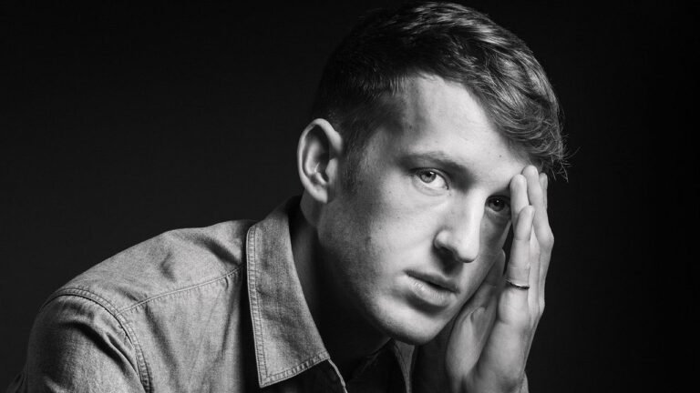 portrait dedouard louis en pleine reflexion 1