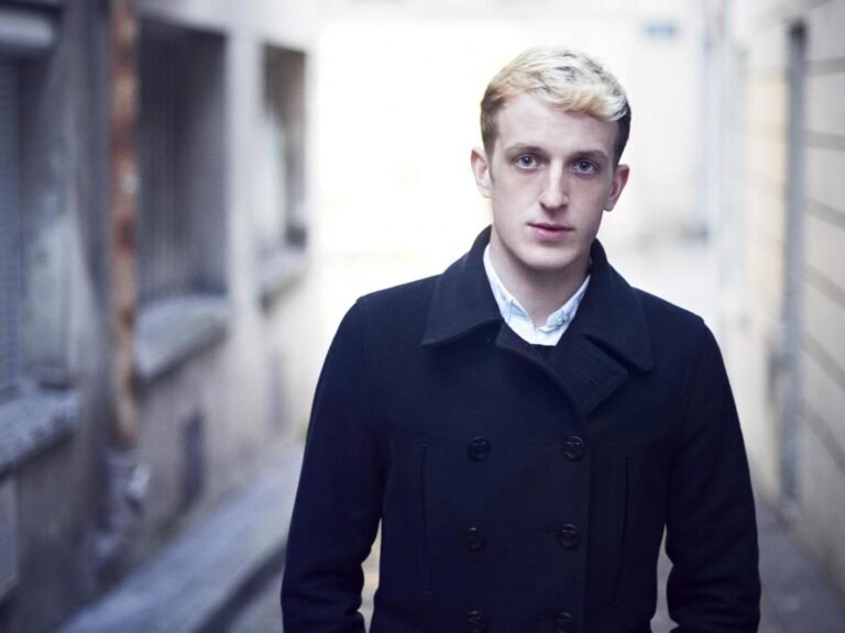 portrait dedouard louis en pleine reflexion