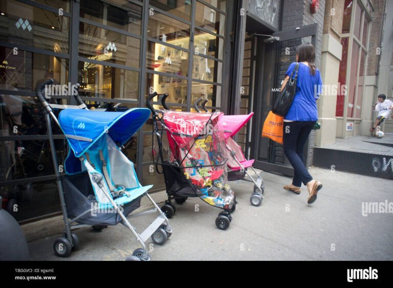 poussette maclaren sur fond urbain