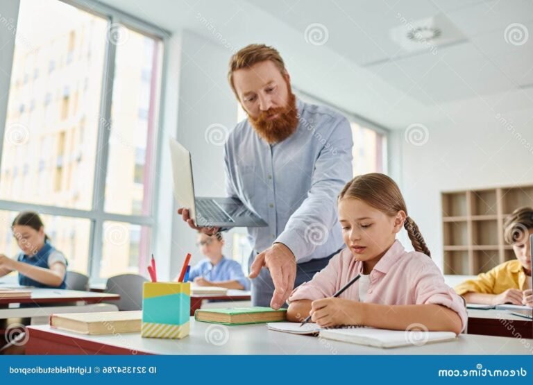 professeur des ecoles entoure deleves engages