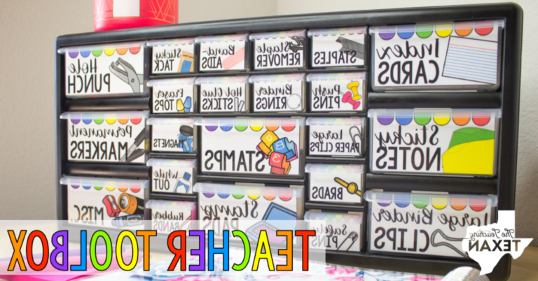 professeur utilisant un organiseur colore