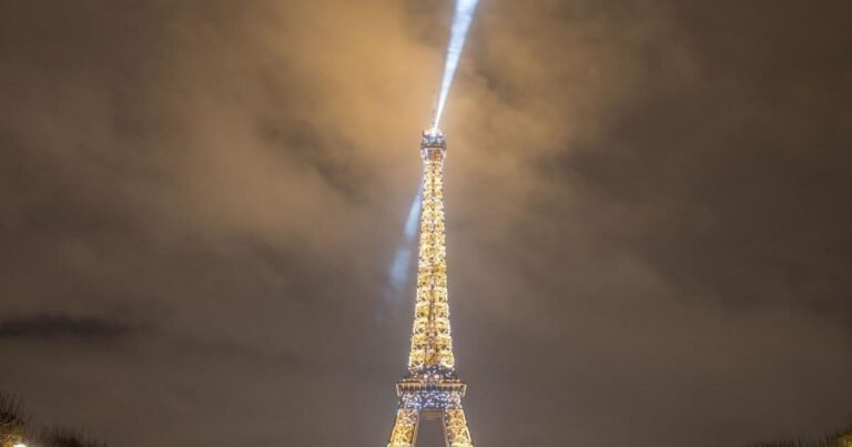 Pourquoi la Tour Eiffel est-elle si populaire pour se balader à Paris 36 promeneurs admirant la tour eiffel illuminee
