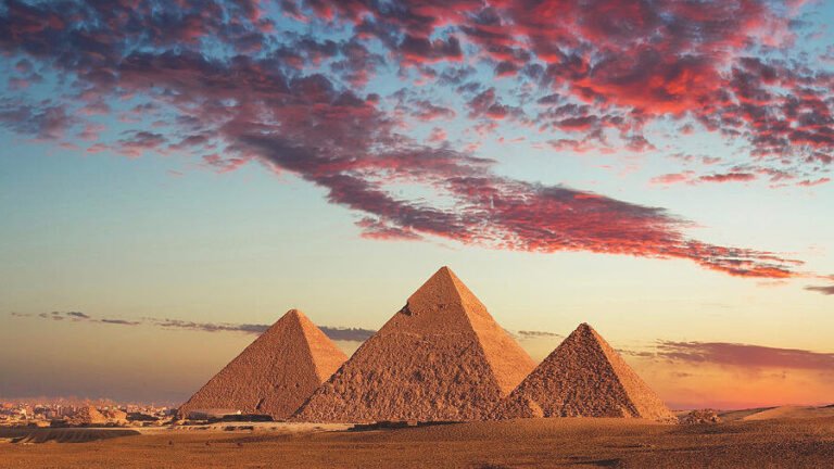 pyramides de gizeh au coucher du soleil