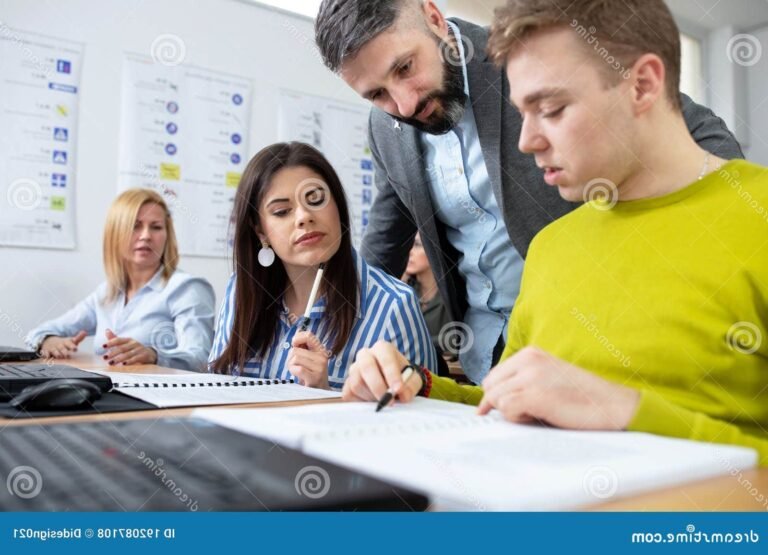 Comment obtenir une aide au permis de conduire en Auvergne Rhône-Alpes 16 rassemblement deleves autour dun moniteur auto