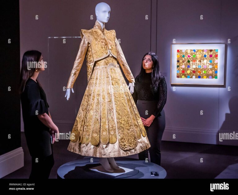 robe orientale ornee de motifs dores