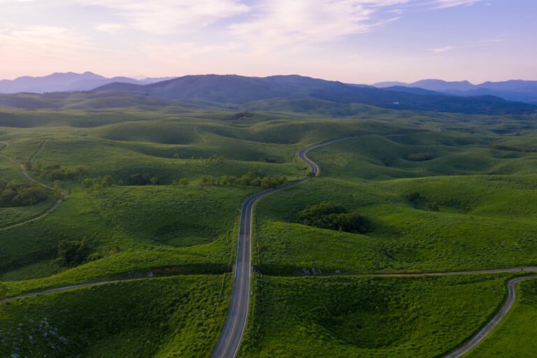 Quels sont les meilleurs itinéraires entre Clermont-Ferrand et Le Puy-en-Velay 7 route sinueuse dans un paysage verdoyant
