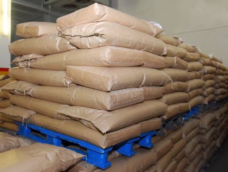 sacs kraft empiles dans un entrepot