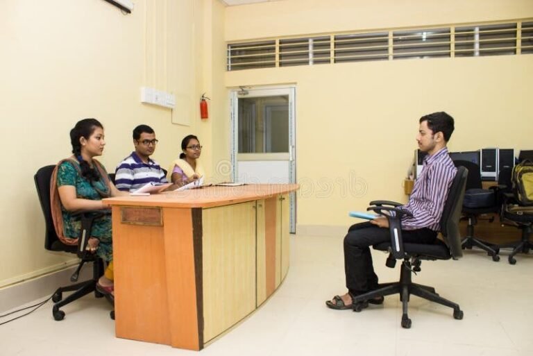 salle dentretien avec des candidats enseignants