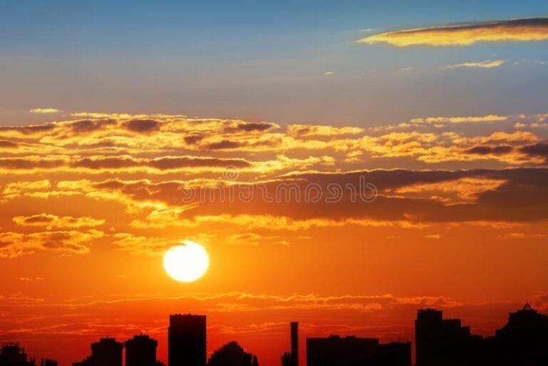 Quelles sont les intrigues principales de "Un si grand soleil" 19 scene dramatique dune ville ensoleillee