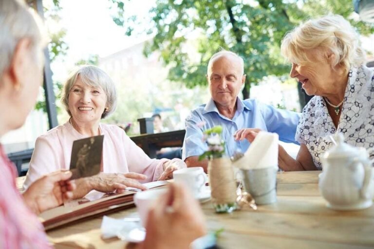 Quels sont les secrets révélés par Les Fossoyeurs sur nos aînés 17 seniors en discussion partage de souvenirs