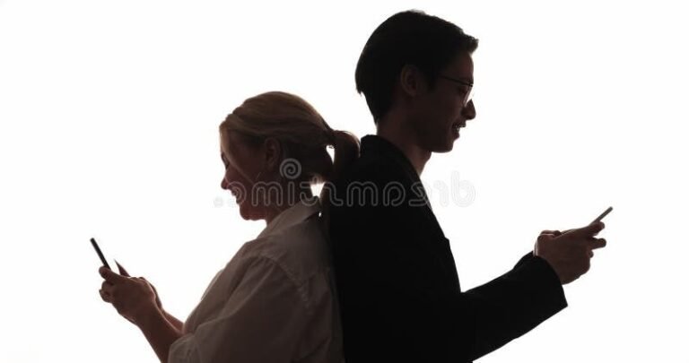 silhouette observant un smartphone