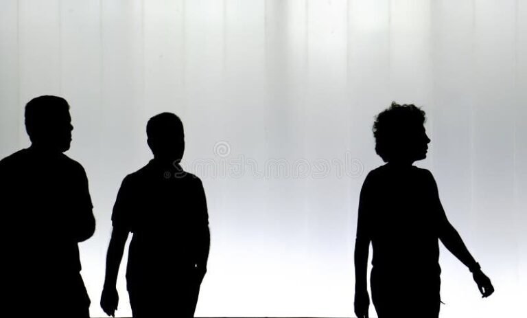 silhouettes de personnes en contraste