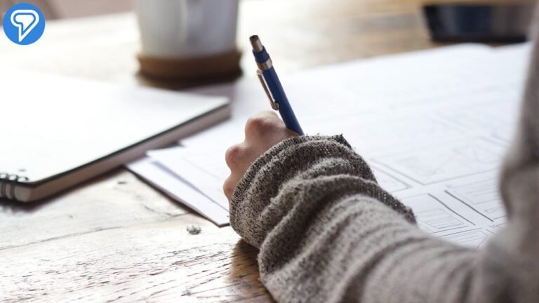 stylo et cahier avec des regles de grammaire