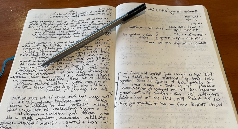 stylo et cahier en pleine ecriture