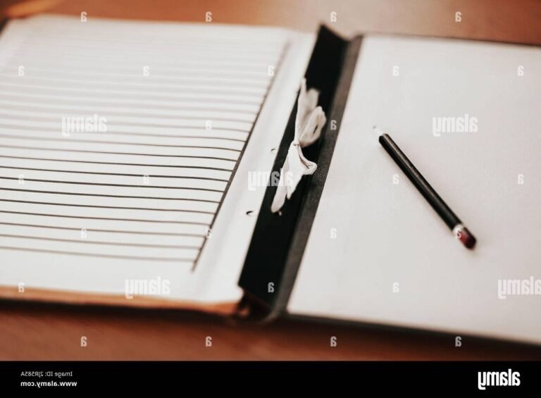 stylo et carnet sur une table inspirante