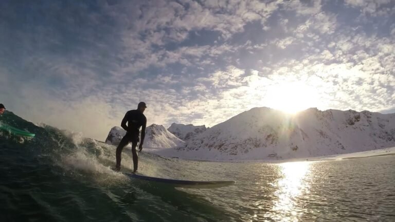 Pourquoi "Let My People Go Surfing" est-il le mantra de Patagonia 8 surfer sur une vague avec des montagnes