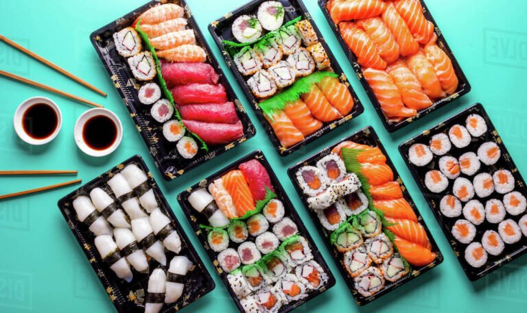 Pourquoi le bar à sushi Izumi est-il si populaire à Paris 13 sushi colores et appetissants sur assiette
