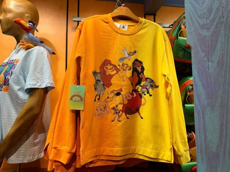 t shirt le roi lion sur un mannequin