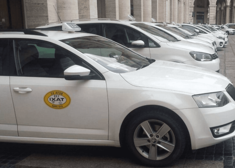 Comment trouver un taxi de Grenoble aux Deux Alpes facilement 3 taxi attendant a un arret a grenoble