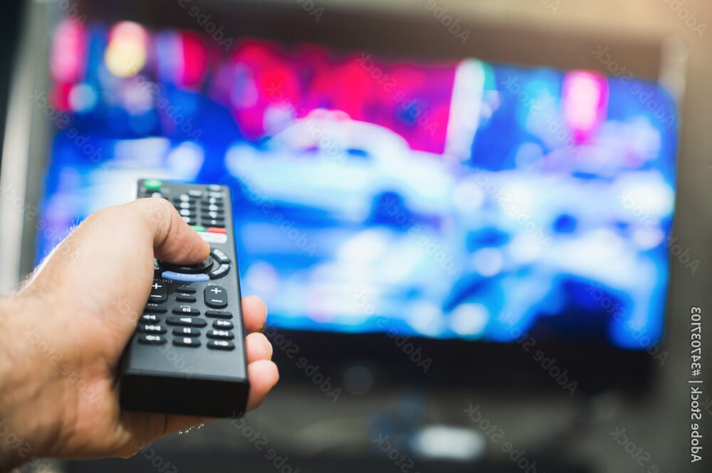 Où regarder la série "Pretty Little Liars" en streaming 1 telecommande pointant vers un ecran de television 3