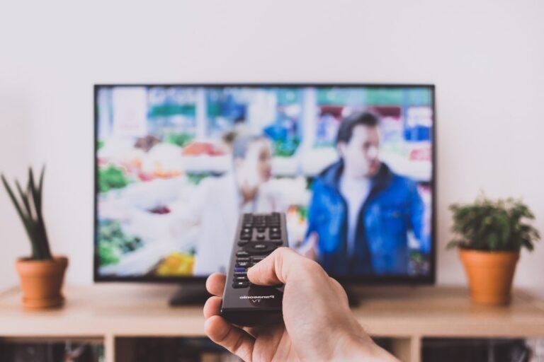 Où regarder Game of Thrones en streaming légal en France 26 telecommande pointant vers un ecran de television