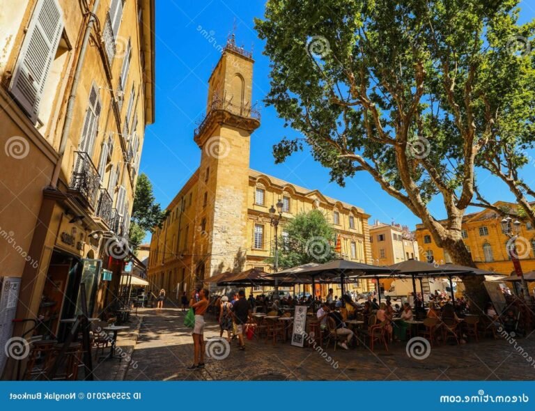 terrasse animee dun restaurant a aix en provence