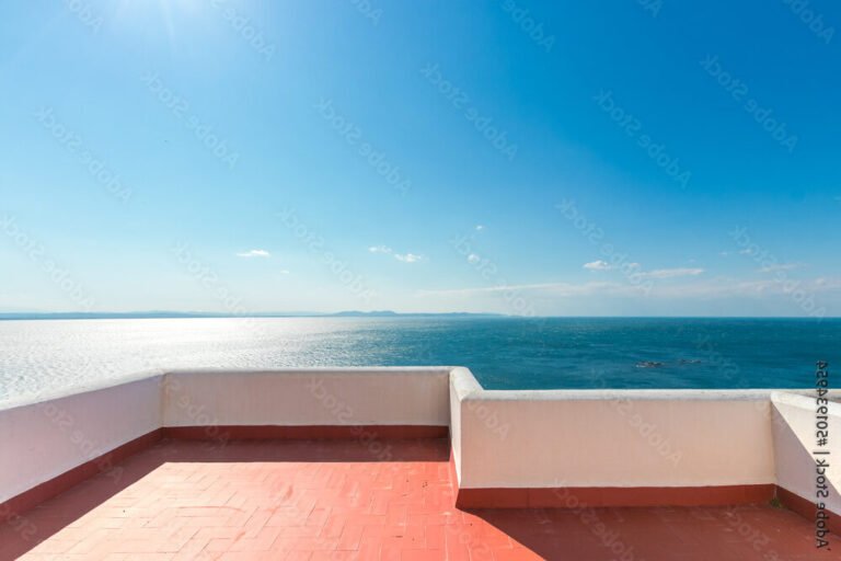 terrasse ensoleillee avec vue sur la mer