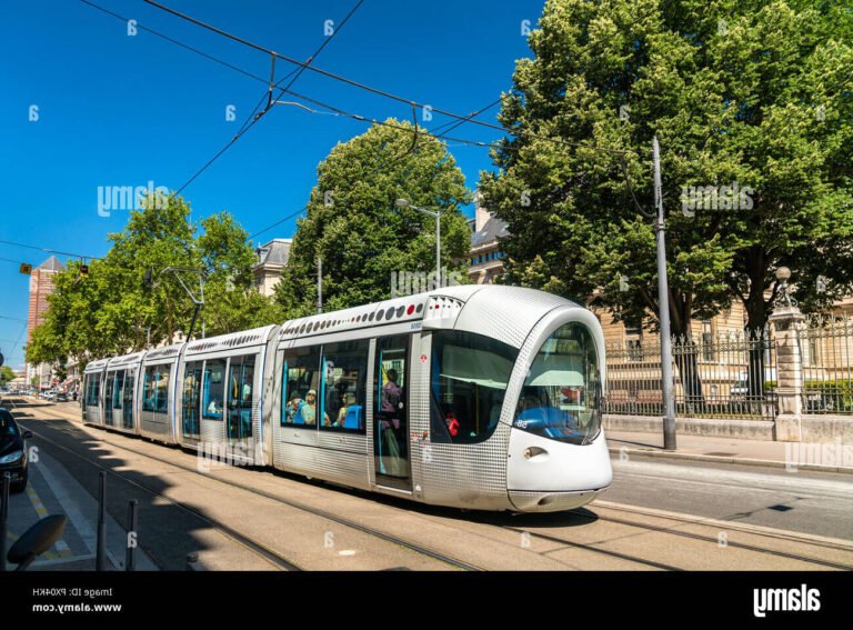 Quels sont les horaires du tram-train L'Arbresle vers Lyon 1 tram train en mouvement vers lyon
